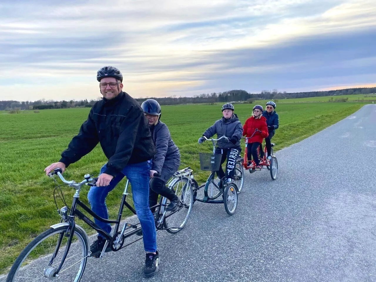 Beboere og medarbejder på cykeltur ad landevejen