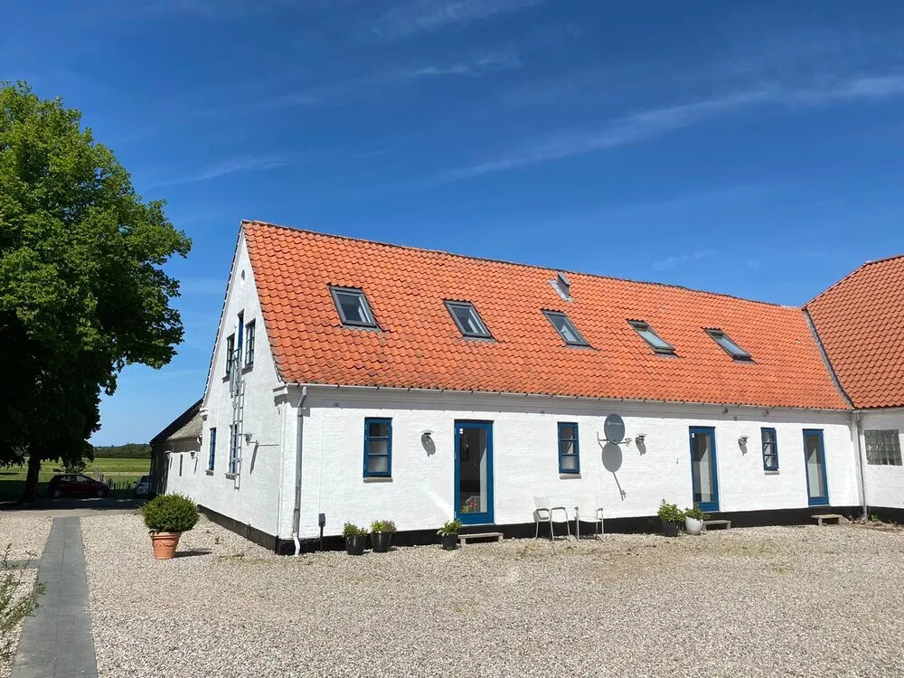 Den hvide længe med lejligheder på Alléen