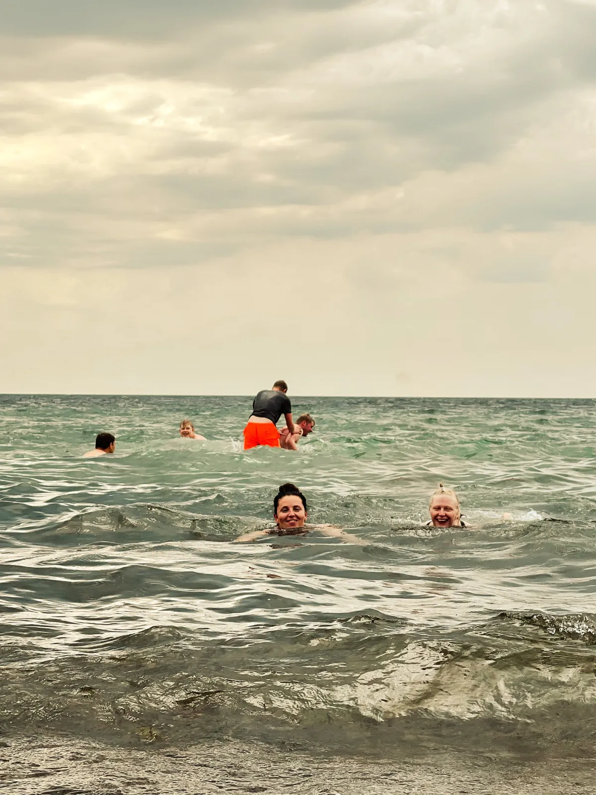 Beboere bader ved stranden