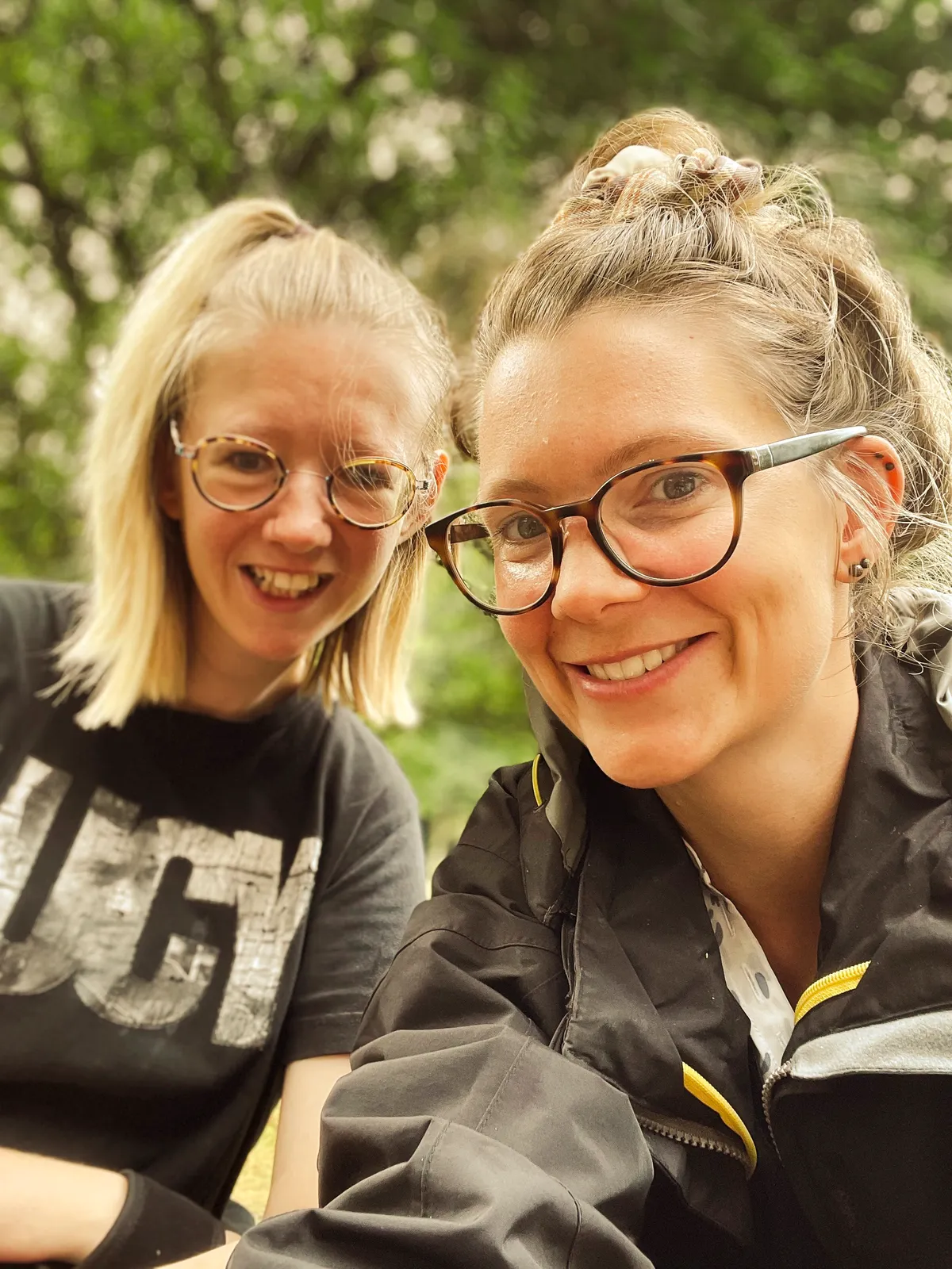 To medarbejdere på weekendtur med beboerne