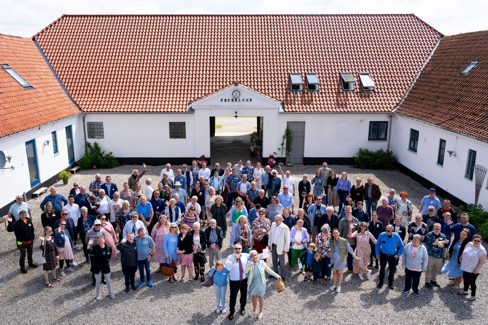 Alle gæster samlet foran gårdens port ved 20 års jubilæet